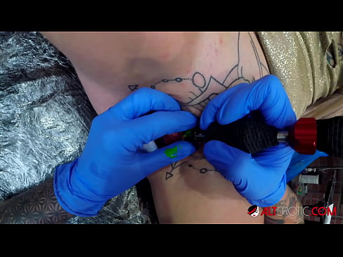 ❤️ Uiters getatoeëerde hottie Sully Savage het 'n tatoeëermerk op haar klitoris gekry ❌ Fok video op af.makesexnotwar.ru ️❤
