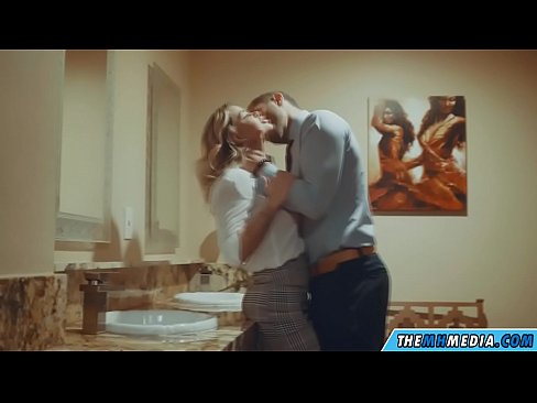 ❤️ Wanneer 'n rondborstige blondine jou in 'n openbare toilet verlei ❌ Fok video op af.makesexnotwar.ru ️❤